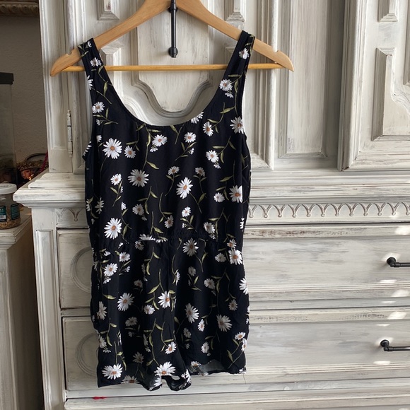 Black & Daisy Floral Romper - Picture 3 of 4